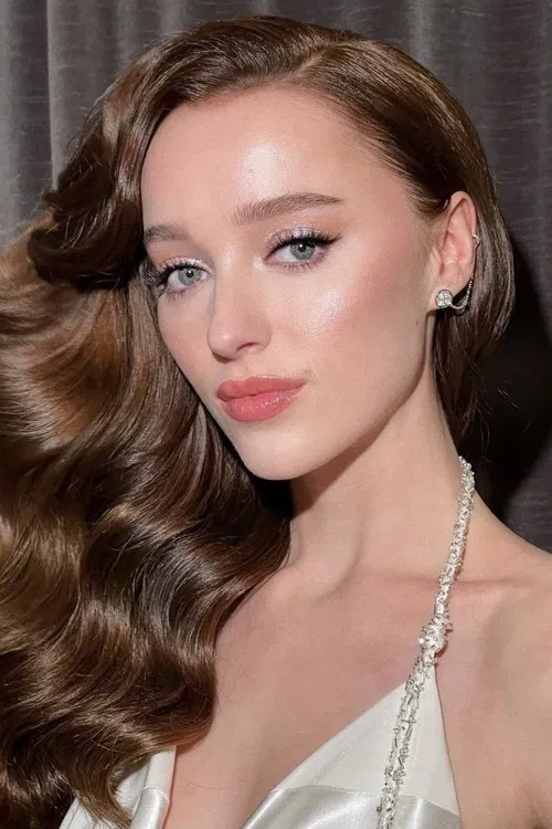 Phoebe Dynevor profile picture