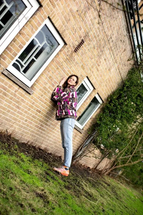 Half Holland dakloos tv show poster