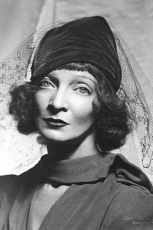 Estelle Winwood profile picture